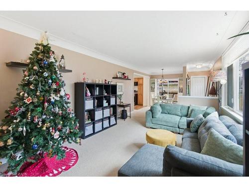 52 Sylvia Crescent, Hamilton, ON - Indoor Photo Showing Living Room
