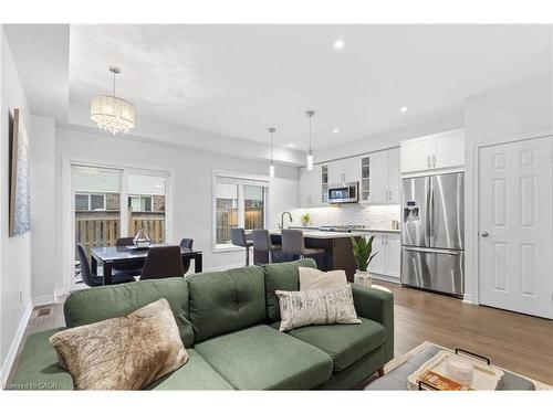 7-21 Madonna Drive, Hamilton, ON - Indoor Photo Showing Living Room