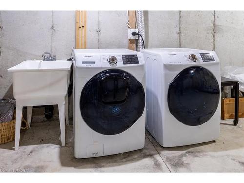 7-21 Madonna Drive, Hamilton, ON - Indoor Photo Showing Laundry Room