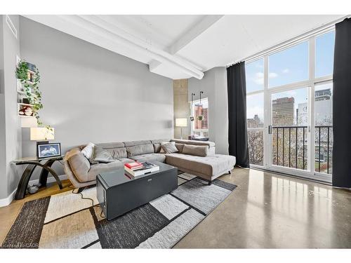 502-66 Bay Street S, Hamilton, ON - Indoor Photo Showing Living Room