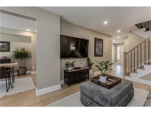 23-1415 Hazelton Boulevard, Burlington, ON - Indoor Photo Showing Living Room