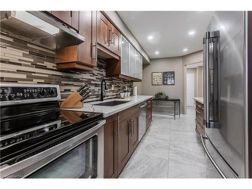 23-1415 Hazelton Boulevard, Burlington, ON - Indoor Photo Showing Kitchen With Stainless Steel Kitchen With Upgraded Kitchen