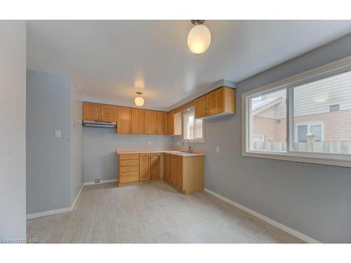 502 Misty Crescent, Kitchener, ON - Indoor Photo Showing Kitchen