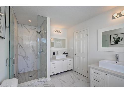 7C-164 Heiman Street, Kitchener, ON - Indoor Photo Showing Bathroom