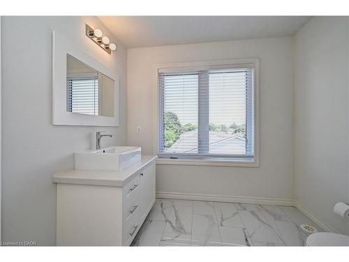 7C-164 Heiman Street, Kitchener, ON - Indoor Photo Showing Bathroom