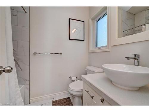 7C-164 Heiman Street, Kitchener, ON - Indoor Photo Showing Bathroom