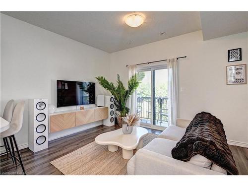 7C-164 Heiman Street, Kitchener, ON - Indoor Photo Showing Living Room