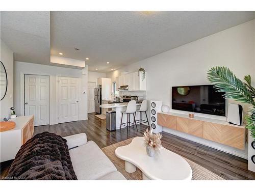 7C-164 Heiman Street, Kitchener, ON - Indoor Photo Showing Living Room
