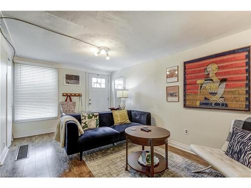 201 Barton Street W, Hamilton, ON - Indoor Photo Showing Living Room