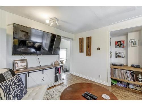 201 Barton Street W, Hamilton, ON - Indoor Photo Showing Living Room
