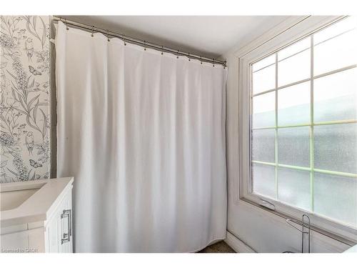 201 Barton Street W, Hamilton, ON - Indoor Photo Showing Bathroom