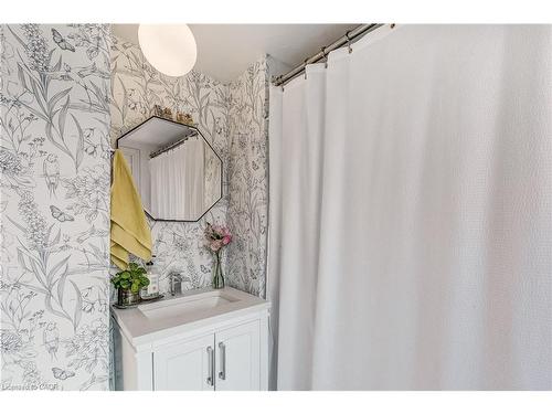201 Barton Street W, Hamilton, ON - Indoor Photo Showing Bathroom