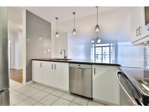 509-1980 Imperial Way, Burlington, ON - Indoor Photo Showing Kitchen With Upgraded Kitchen