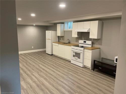 Bsmt-44 Mcclellan Road, Caledon, ON - Indoor Photo Showing Kitchen