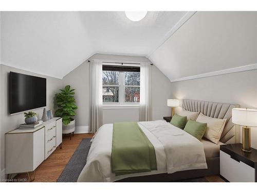 266 Wexford Avenue S, Hamilton, ON - Indoor Photo Showing Bedroom