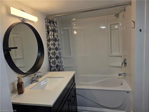 266 Wexford Avenue S, Hamilton, ON - Indoor Photo Showing Bathroom
