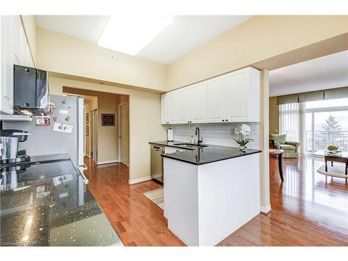 2509-100 Burloak Drive, Burlington, ON - Indoor Photo Showing Kitchen