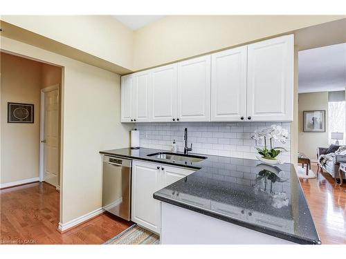 2509-100 Burloak Drive, Burlington, ON - Indoor Photo Showing Kitchen