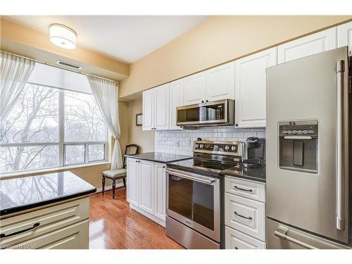 2509-100 Burloak Drive, Burlington, ON - Indoor Photo Showing Kitchen