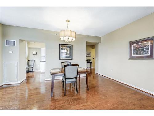 2509-100 Burloak Drive, Burlington, ON - Indoor Photo Showing Dining Room