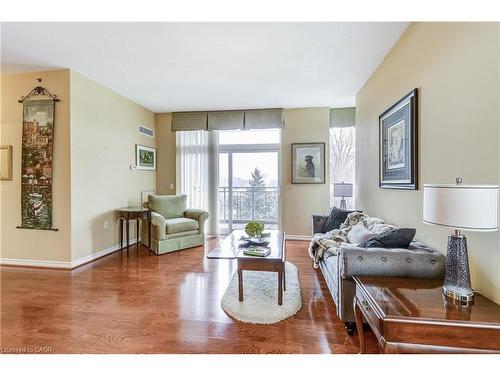 2509-100 Burloak Drive, Burlington, ON - Indoor Photo Showing Living Room