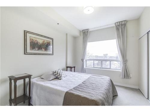 2509-100 Burloak Drive, Burlington, ON - Indoor Photo Showing Bedroom