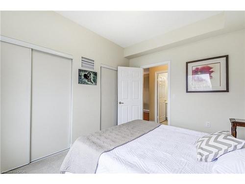 2509-100 Burloak Drive, Burlington, ON - Indoor Photo Showing Bedroom