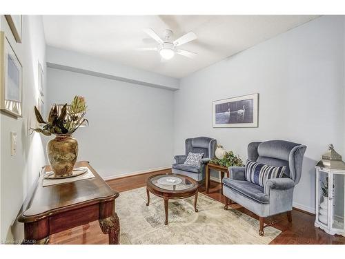 2509-100 Burloak Drive, Burlington, ON - Indoor Photo Showing Living Room