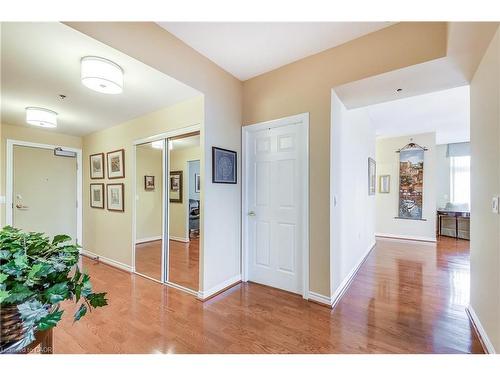 2509-100 Burloak Drive, Burlington, ON - Indoor Photo Showing Other Room