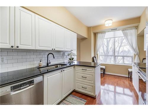 2509-100 Burloak Drive, Burlington, ON - Indoor Photo Showing Kitchen With Upgraded Kitchen