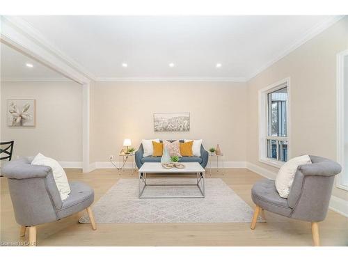 98 Birch Avenue, Hamilton, ON - Indoor Photo Showing Living Room