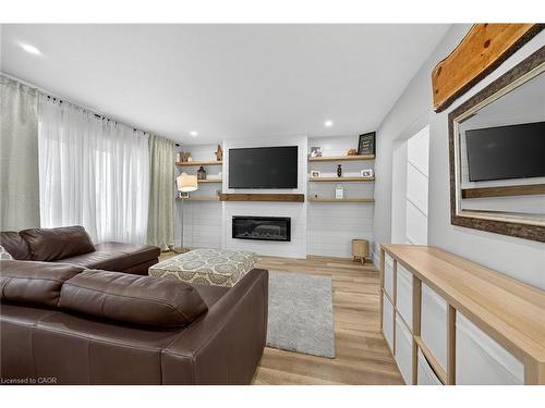 1091 Upper Wellington Street, Hamilton, ON - Indoor Photo Showing Living Room With Fireplace