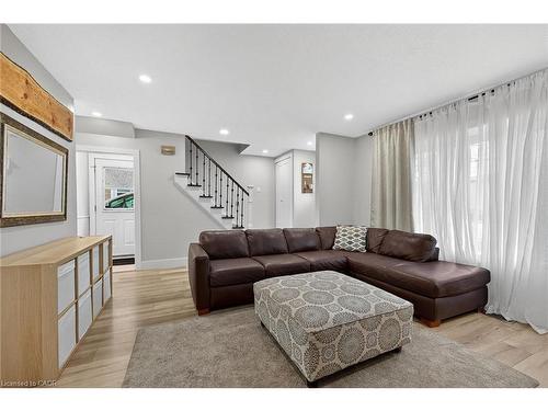 1091 Upper Wellington Street, Hamilton, ON - Indoor Photo Showing Living Room