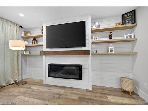 1091 Upper Wellington Street, Hamilton, ON - Indoor Photo Showing Living Room With Fireplace