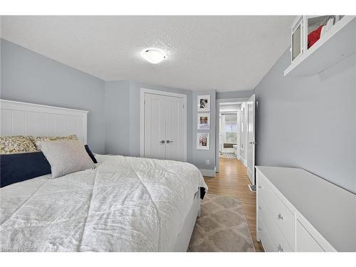 1091 Upper Wellington Street, Hamilton, ON - Indoor Photo Showing Bedroom