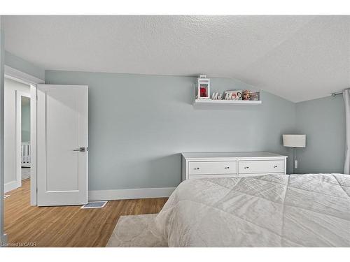1091 Upper Wellington Street, Hamilton, ON - Indoor Photo Showing Bedroom