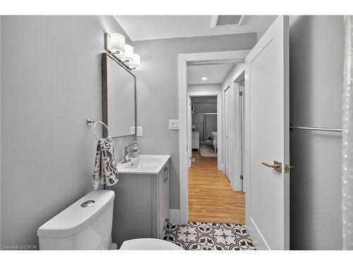 1091 Upper Wellington Street, Hamilton, ON - Indoor Photo Showing Bathroom