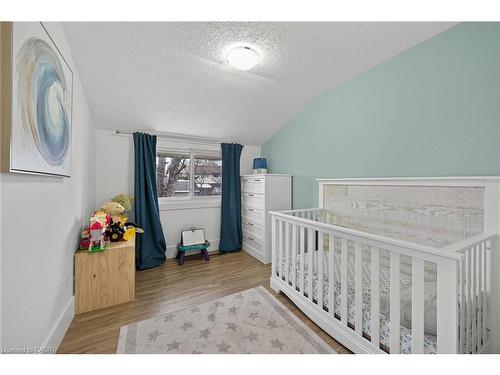 1091 Upper Wellington Street, Hamilton, ON - Indoor Photo Showing Bedroom