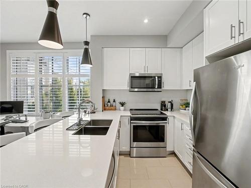 532-657 Cricklewood Drive, Mississauga, ON - Indoor Photo Showing Kitchen With Double Sink With Upgraded Kitchen
