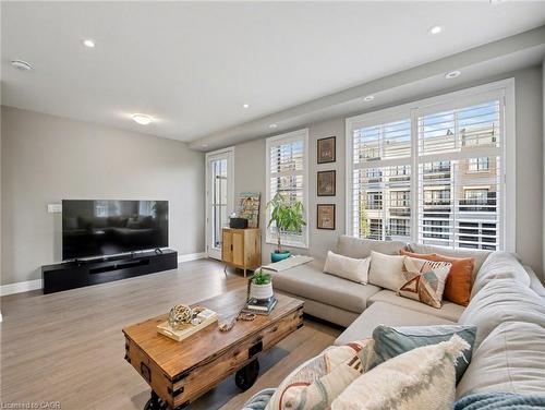 532-657 Cricklewood Drive, Mississauga, ON - Indoor Photo Showing Living Room