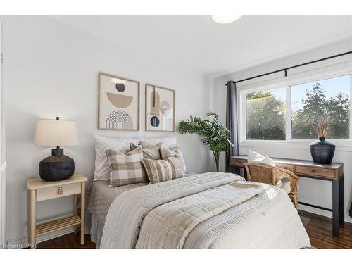 4-2069 Meadowbrook Road, Burlington, ON - Indoor Photo Showing Bedroom