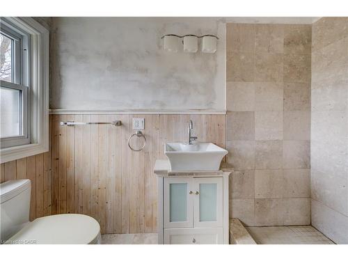 14 Athlone Road, Cambridge, ON - Indoor Photo Showing Bathroom