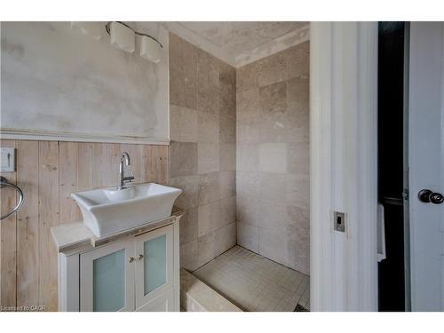 14 Athlone Road, Cambridge, ON - Indoor Photo Showing Bathroom