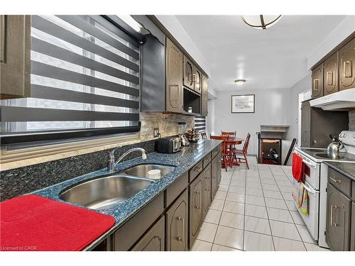 6186 Delta Drive, Niagara Falls, ON - Indoor Photo Showing Kitchen With Double Sink