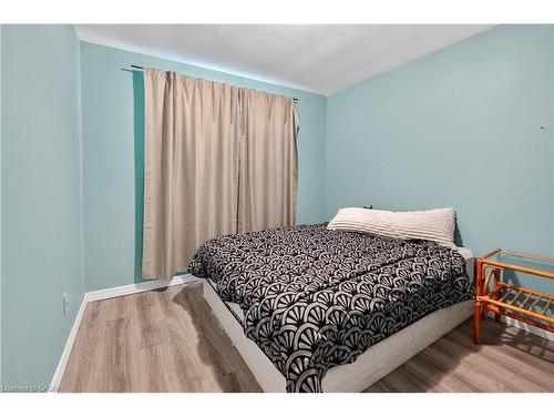 6186 Delta Drive, Niagara Falls, ON - Indoor Photo Showing Bedroom