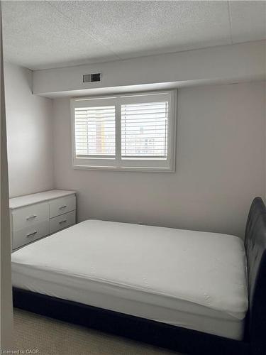 52-3085 Kingsway Drive, Kitchener, ON - Indoor Photo Showing Bedroom