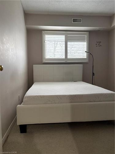 52-3085 Kingsway Drive, Kitchener, ON - Indoor Photo Showing Bedroom