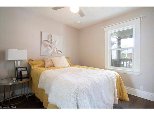 10 Manning Street, St. Catharines, ON - Indoor Photo Showing Bedroom