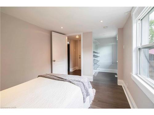 10 Manning Street, St. Catharines, ON - Indoor Photo Showing Bedroom