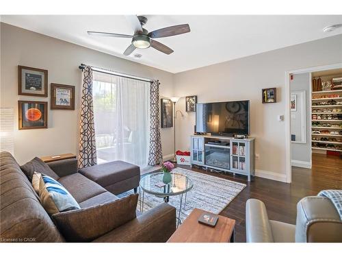 102-26 Wellington Street, St. Catharines, ON - Indoor Photo Showing Living Room
